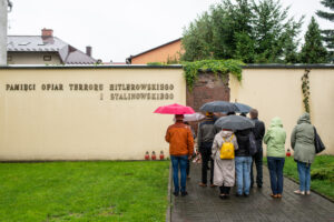 Złożenie kwiatów przy ścianie Pamięci Ofiar Terroru Hitlerowskiego i Stalinowskiego w Nowym Targu