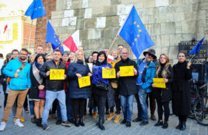 Wolontariusze Polski 2050 Małopolskie protestują w Krakowie