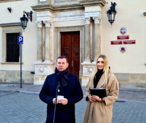 Kaucja za jednorazowe szkło po napojach alkoholowych i za puszki – projekt Polski 2050 w Krakowie
